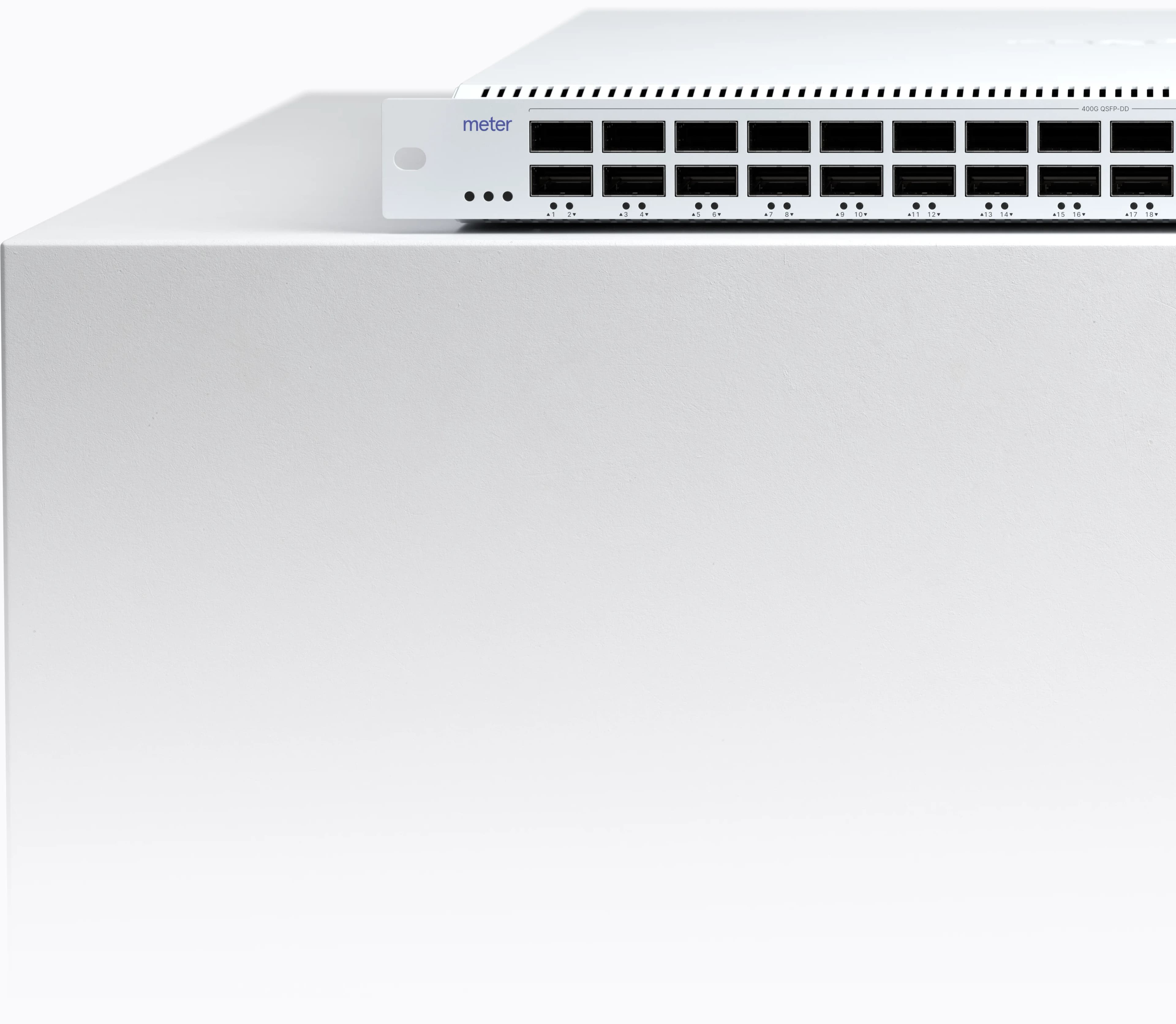 Meter spine switch, front view with 400G QSFP-DD ports